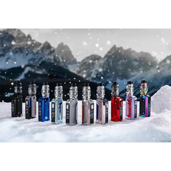 GeekVape Aegis Solo 3 Kit 18650 alle Farbvarianten nebeneinander vor winterlicher Bergkulisse