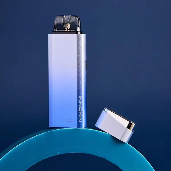 Innokin Klypse Plus Pod Kit in Blau-Verlauf mit USB-C-Ladekabel auf blauem Hintergrund